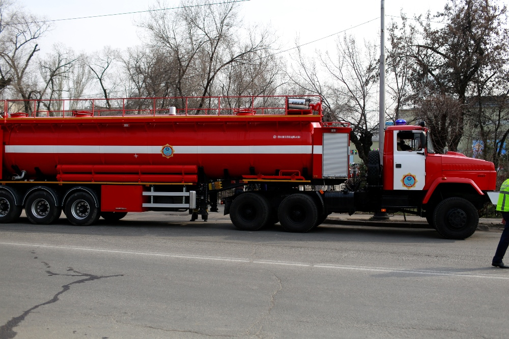 Больше трех часов тушат пожар в верхней части Алматы
