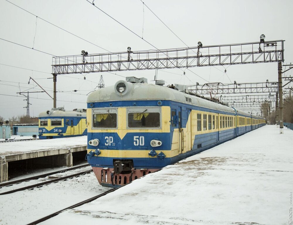 Семь пассажирских поездов задерживаются в Казахстане из-за непогоды