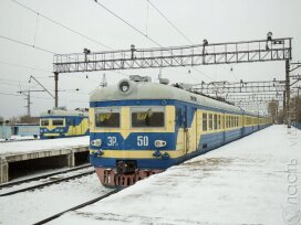 Семь пассажирских поездов задерживаются в Казахстане из-за непогоды