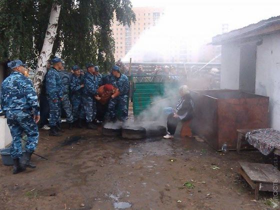 Один из протестующих против сноса дома в Астане привлечен к ответственности в виде 5 суток ареста &mdash; ДВД