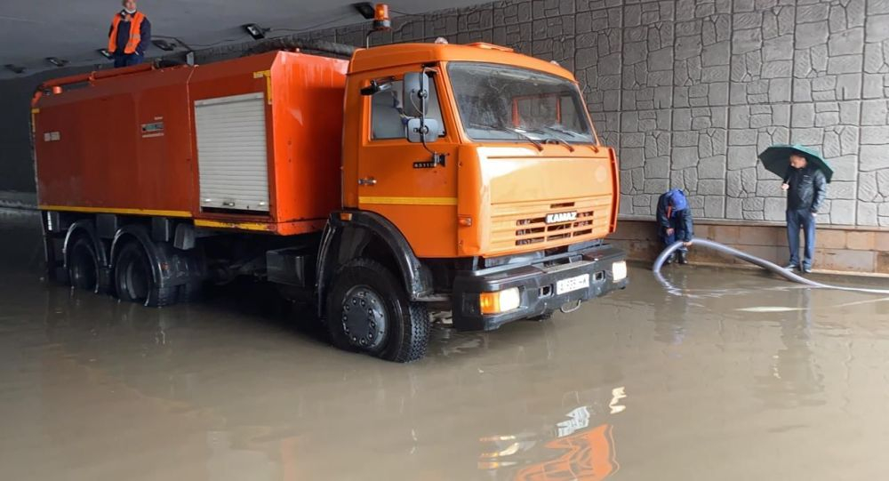 В нескольких районах Алматы из-за дождя оказались затоплены улицы и подвалы домов