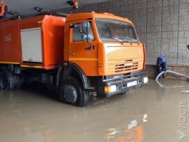 В нескольких районах Алматы из-за дождя оказались затоплены улицы и подвалы домов