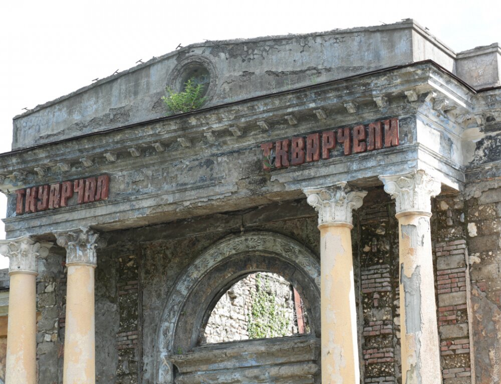 
Как бывшая угольная столица Абхазии пытается выжить с помощью туристов