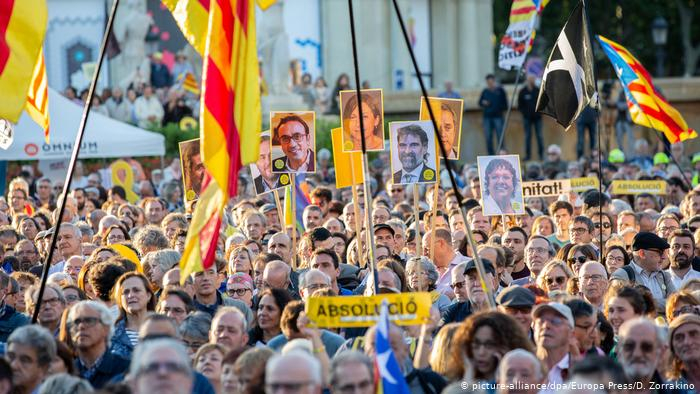 Лидеров Каталонии приговорили к длительным срокам по делу о независимости региона