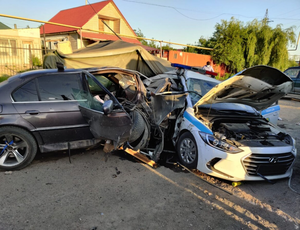В Алматы водитель протаранил блокпост и врезался в полицейскую машину