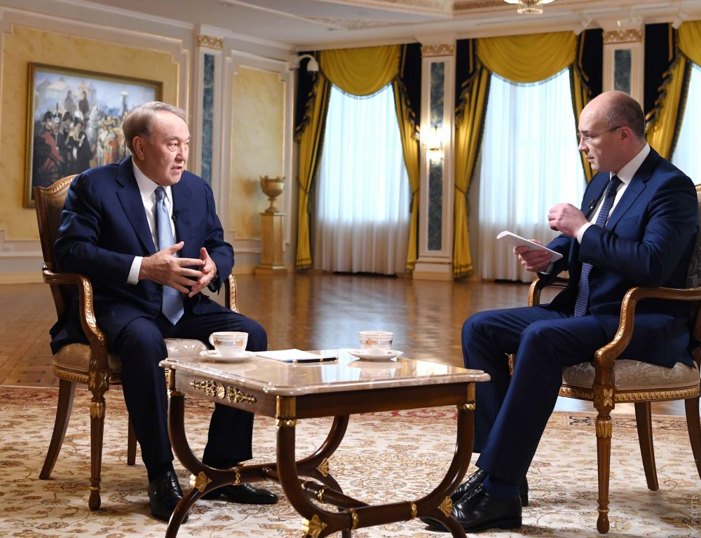 Назарбаев считает неправильным давление на Россию с помощью санкций