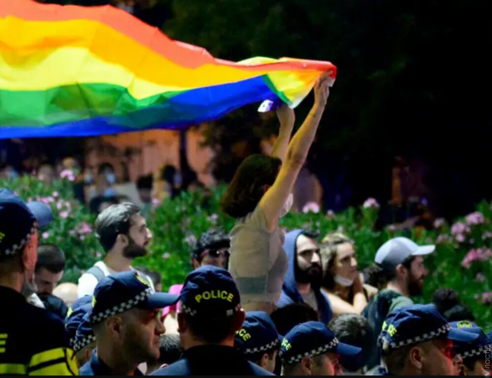В Грузии намерены принять 19 законов против ЛГБТ