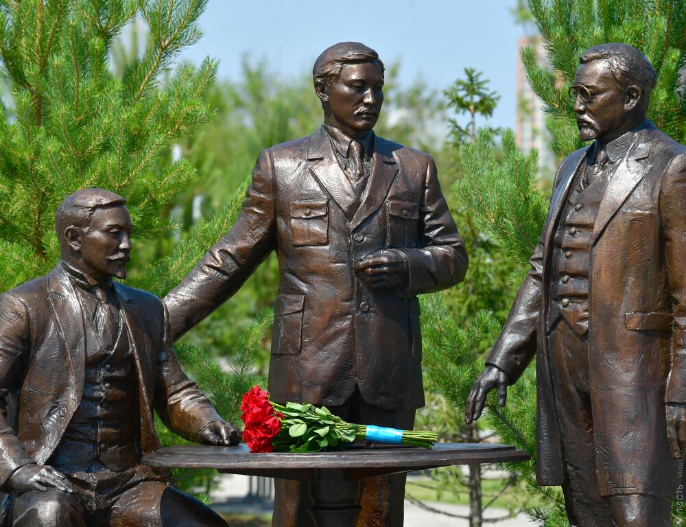 В столице открыли памятник лидерам «Алаша» 