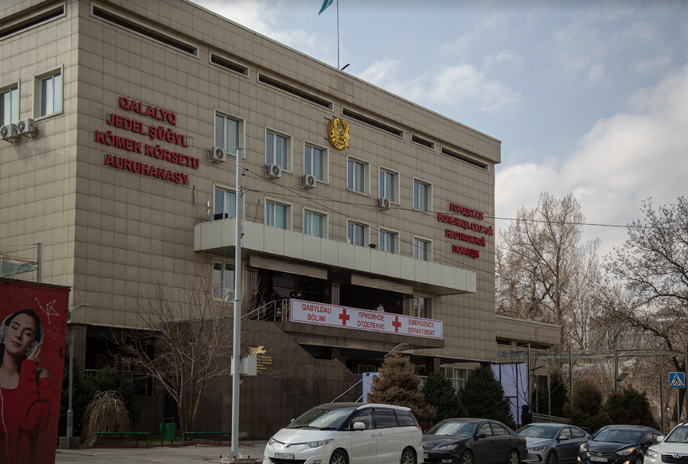 Пациентов и сотрудников двух больниц эвакуировали в Алматы после сообщения о взрывном устройстве