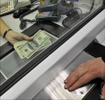 Четыре банка лишены  права проводить обмен наличной иностранной валюты  за нарушения в предоставлении отчетности 