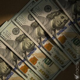 Доллар торгуется на бирже 525,1 тенге
