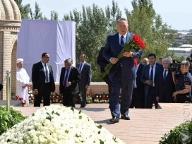 Назарбаев возложил цветы на могилу Ислама Каримова