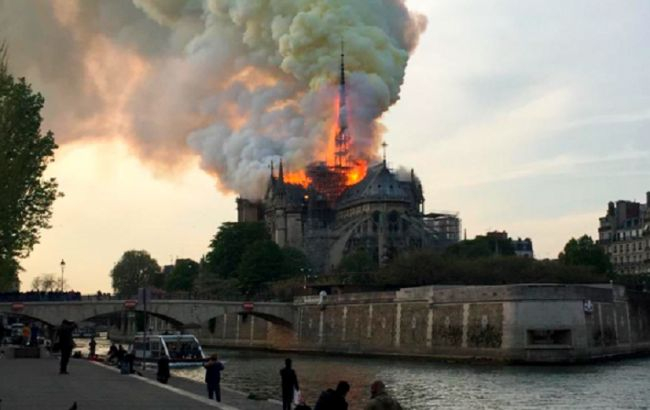 Пожарным не удается справиться с огнем в соборе Парижской Богоматери 