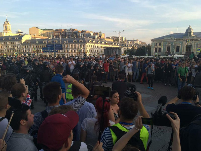 Полиция разгоняет акцию протеста на Трубной площади в Москве