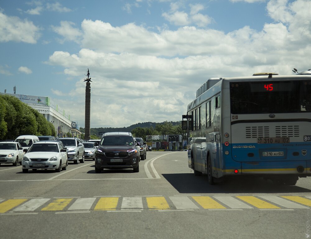 Токаев подписал поправки по вопросам дорожного движения