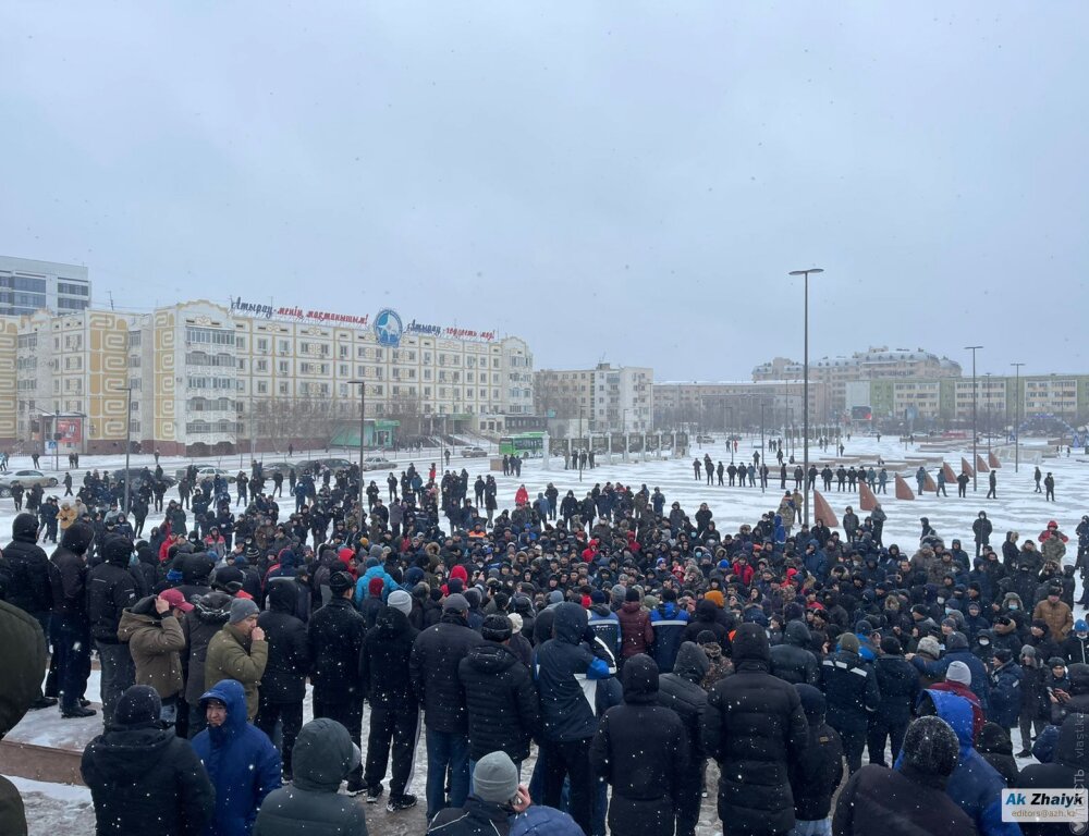 В Атырау и Уральске сотни человек вышли на митинги в поддержку протестующих в Мангистау 