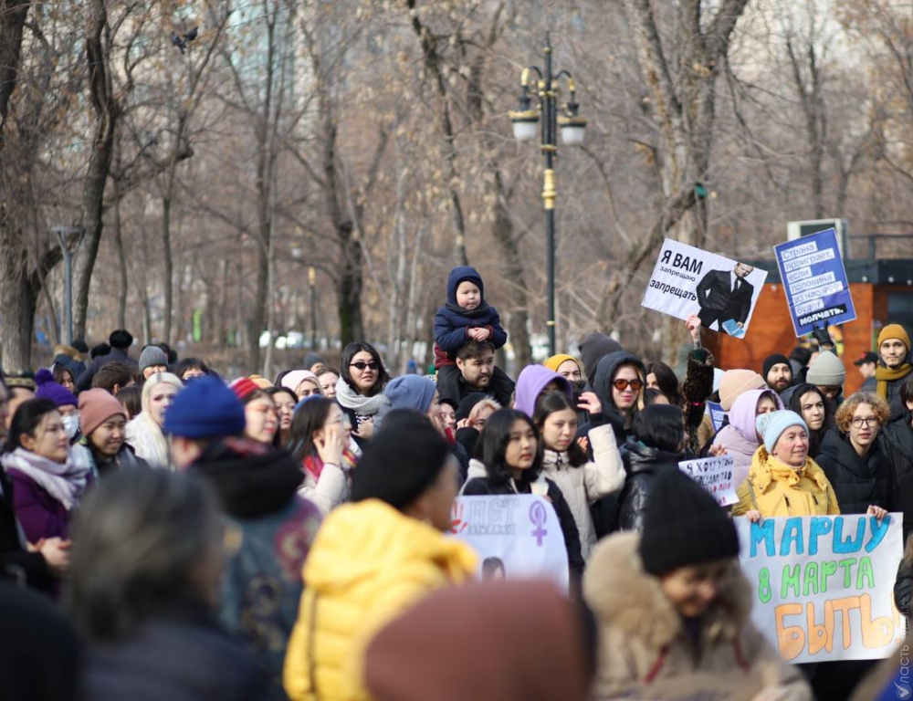 Более 150 человек собрались на митинг за право проведения женского марша 8 марта в Алматы