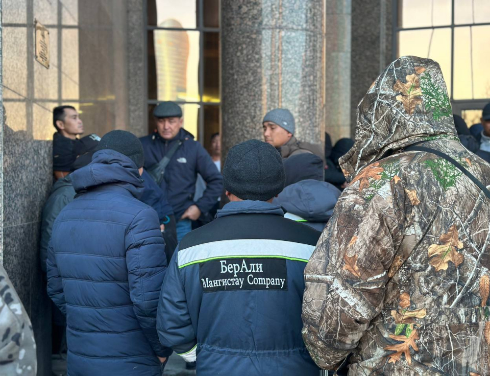 Десятки уволенных рабочих нефтесервисной компании из Жанаозена собрались у здания Минэнерго в Астане