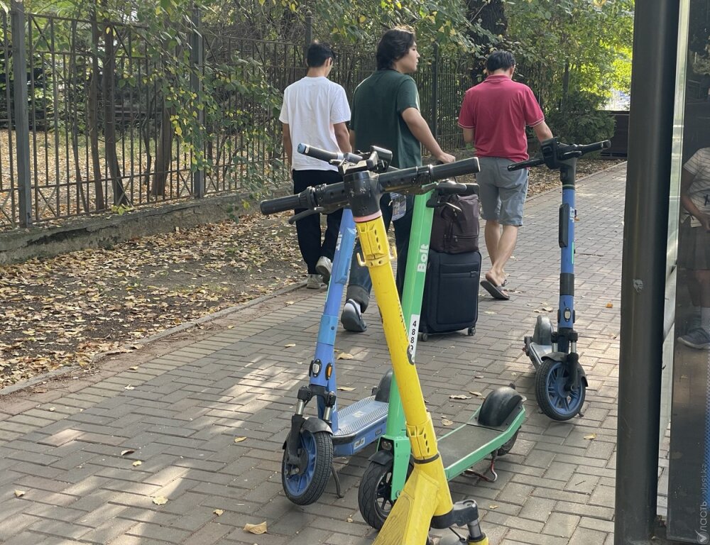 Кикшеринговые компании обязаны устанавливать блокировку скорости на самокатах, заявил депутат мажилиса