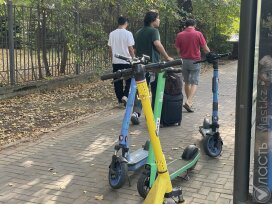 Кикшеринговые компании обязаны устанавливать блокировку скорости на самокатах, заявил депутат мажилиса