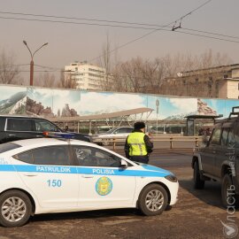 Семеро патрульных полицейских в Алматы и Алматинской области предстанут перед судом по обвинению в получении взяток