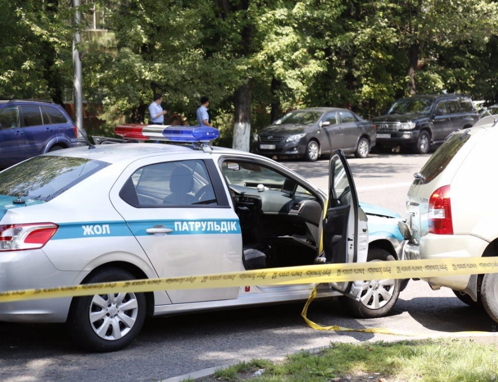 Трое полицейских и один гражданский погибли в результате нападения в Алматы