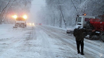 Более 400 единиц техники убирают снег с улиц Алматы