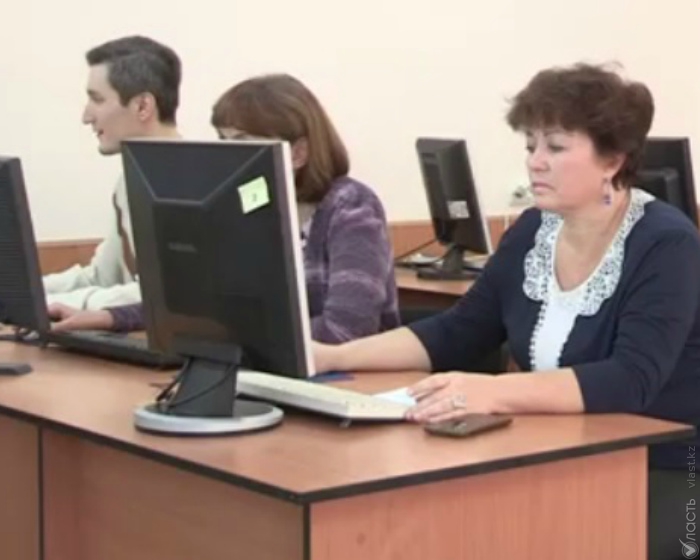 ОФ «Нур Жаксылык» и kaspi bank учат пенсионеров пользоваться онлайн платежами 
