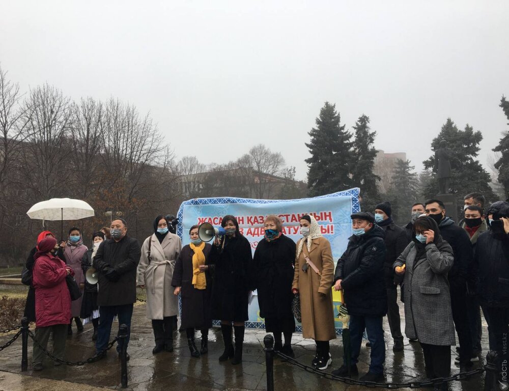 Адвокаты перенесли свой митинг в Алматы 