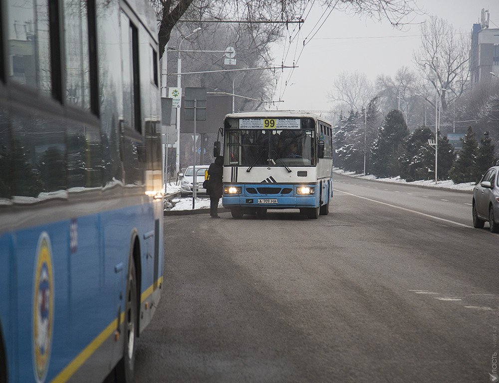 Акимат Алматы рекомендует автомобилистам пересесть на автобусы из-за непогоды