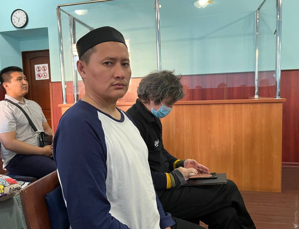 Суд оставил под административным арестом Косая Маханбаева, пострадавшего от пыток во время январских событий