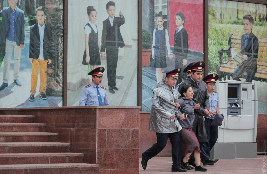 Задержанных в Алматы вывозят за пределы города