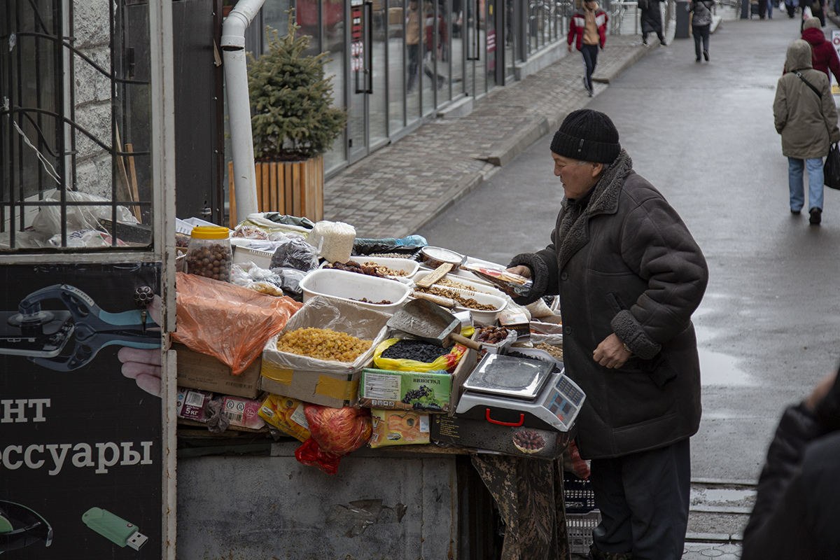 Average Income Falls in Kazakhstan Despite High GDP Growth 