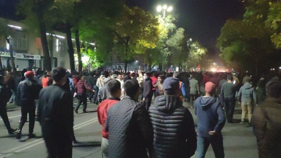 Силовики применили слезоточивый газ и светшумовые гранаты к протестующим в Бишкеке