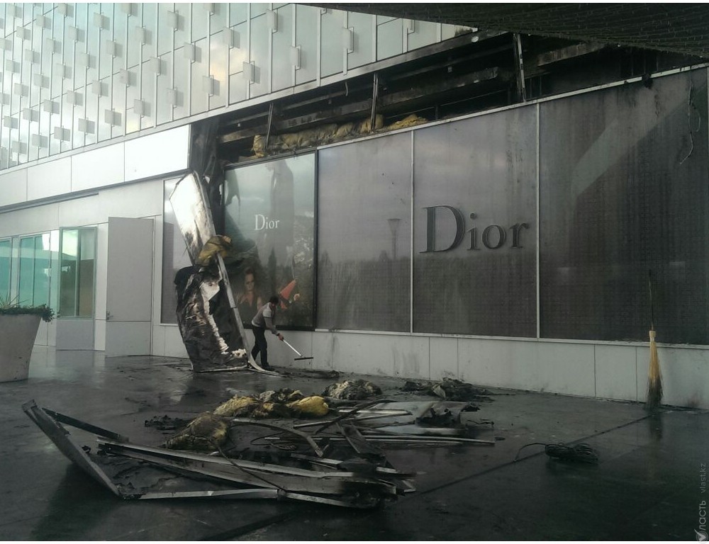 600 человек эвакуировали из ТРЦ Есентай Mall после возгорания обшивки здания