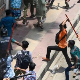 В Бангладеш в ходе столкновений протестующих студентов с полицией погибли десятки человек