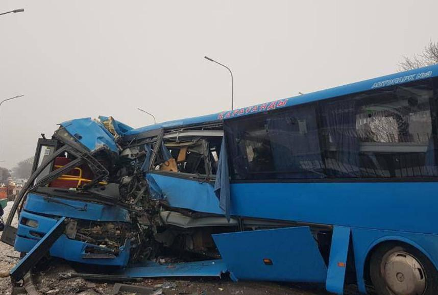 Два маршрутных автобуса столкнулись в Караганде