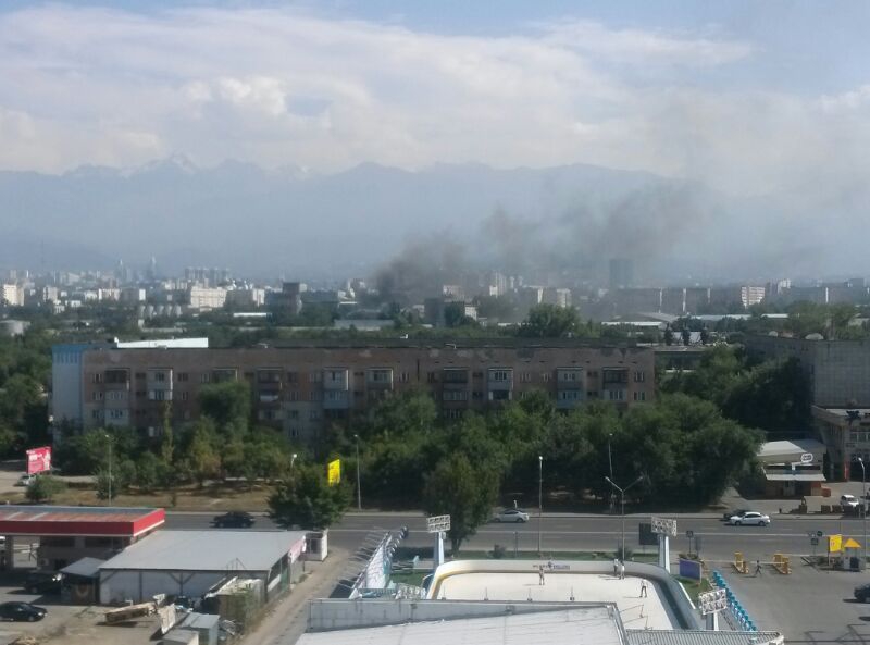 В Алматы  горит кровля  дрожжевого завода