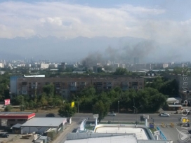 В Алматы  горит кровля  дрожжевого завода