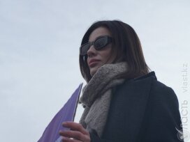Фемактивистка Вероника Фонова вышла на одиночный пикет в Алматы
