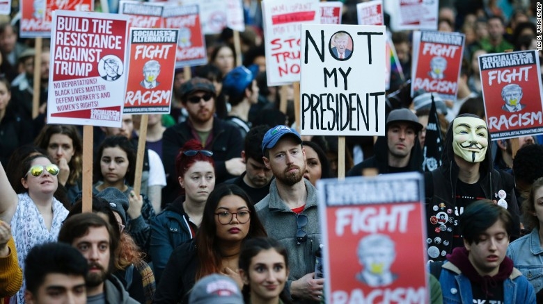 В США прошли многотысячные демонстрации против Трампа