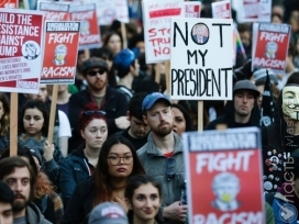 В США прошли многотысячные демонстрации против Трампа