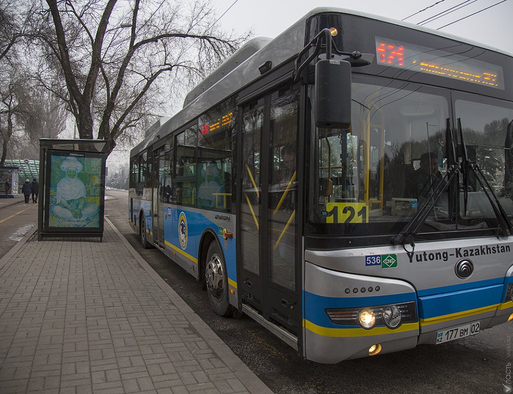 В Алматы сокращают время работы общественного транспорта