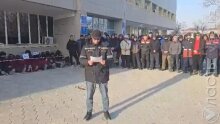 В Жанаозене полиция задержала безработных, объявивших голодовку перед акиматом 
