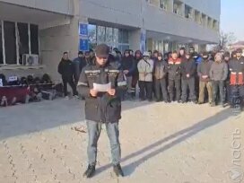 В Жанаозене полиция задержала безработных, объявивших голодовку перед акиматом 
