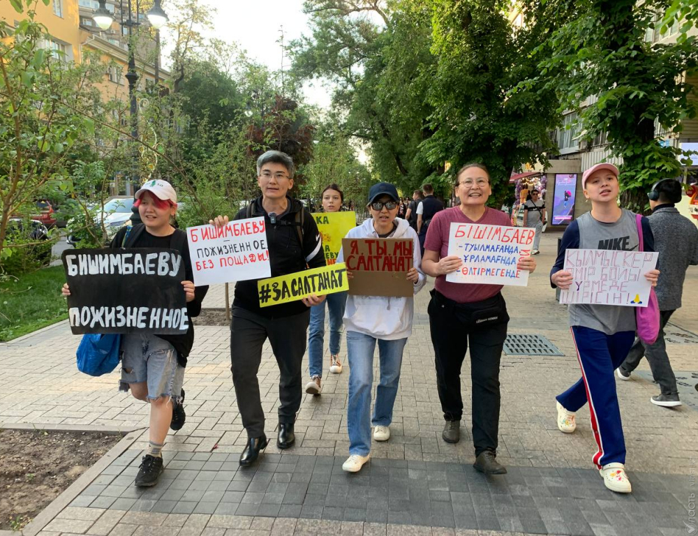 
Фемактивистки вышли на протест в Алматы, требуя пожизненного заключения для Бишимбаева 