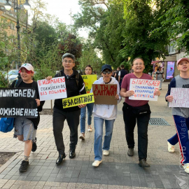 Фемактивистки вышли на протест в Алматы, требуя пожизненного заключения для Бишимбаева 