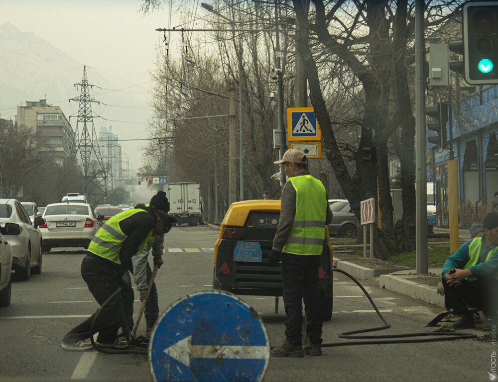 Несколько магистральных улиц отремонтируют в центре Алматы 