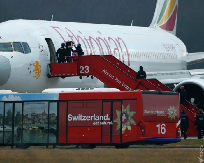 Захватчиком самолета Ethiopian Airlines предположительно является  второй пилот самолета - Аirlinereporter