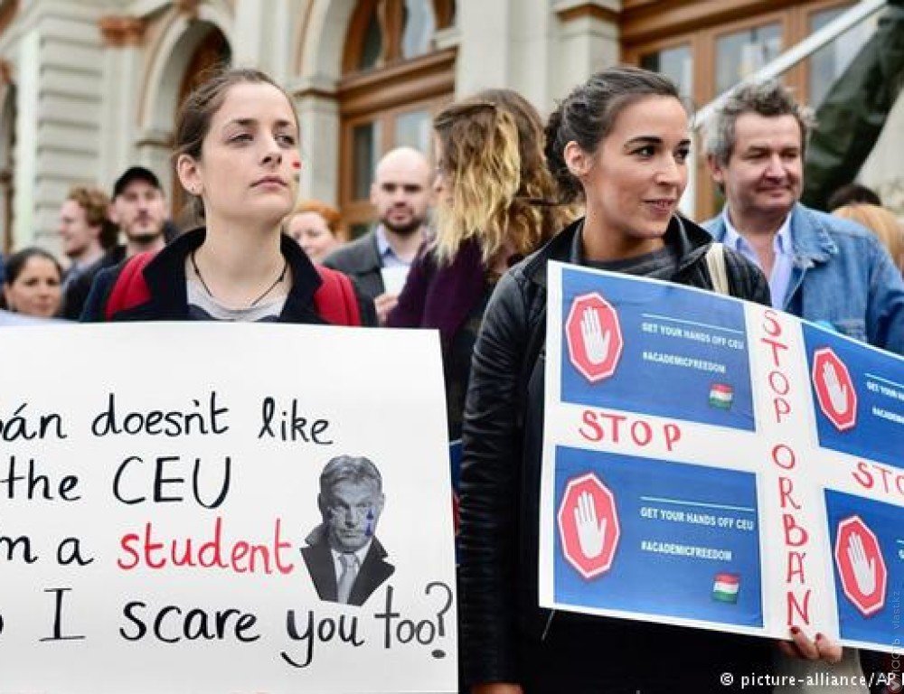 В Будапеште десятки тысяч демонстрантов требовали не закрывать Центрально-Европейский университет
